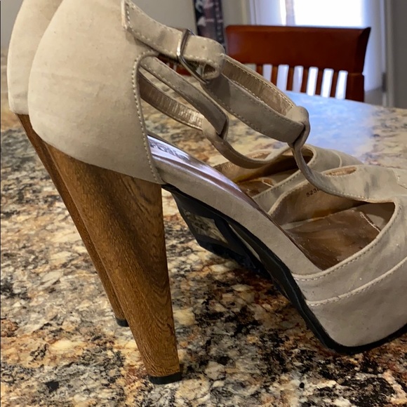 Beige heels. Never worn - Picture 2 of 4